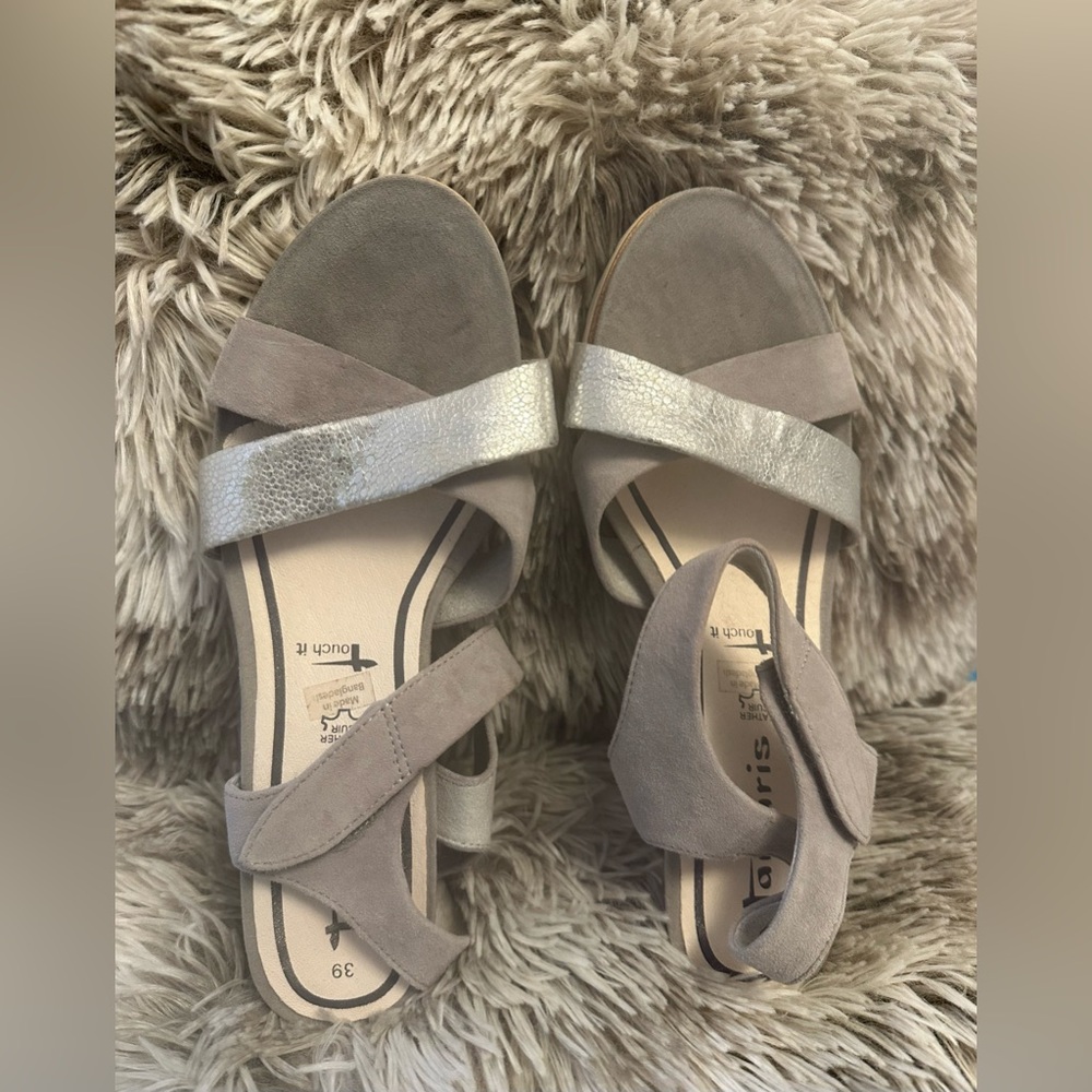 Tamaris Women's Metallic Gray Silver Leather & Suede Wedge Heeled Sandals 39 HTF
